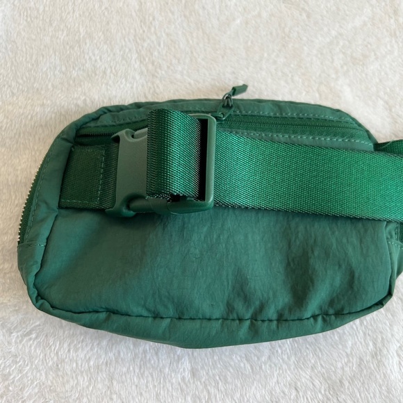Lululemon Everywhere Belt Bag Everglade Green (First Release) - Picture 5 of 6